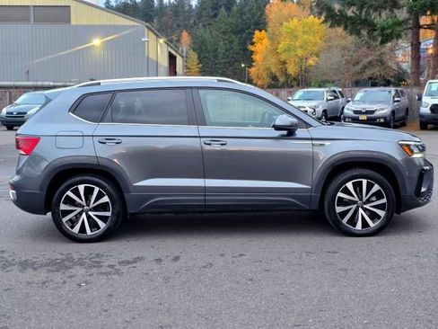 Used 2023 Volkswagen Taos SE w/ Panoramic Sunroof Package image 8