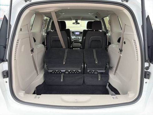 Used 2022 Chrysler Voyager LX FWD image 43