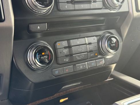 Used 2015 Ford F150 Platinum image 19