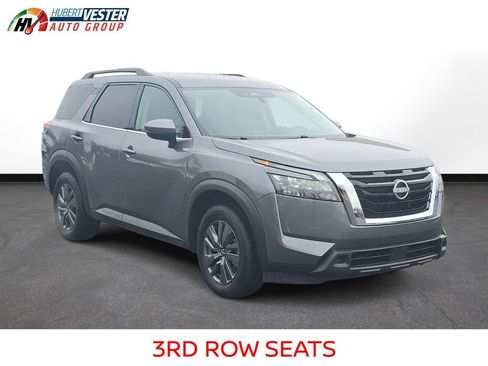 Used 2025 Nissan Pathfinder SV image 4