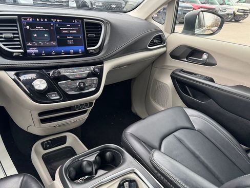Used 2023 Chrysler Pacifica Touring-L FWD image 21