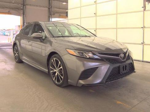 Used 2018 Toyota Camry SE w/ Moonroof Package image 4