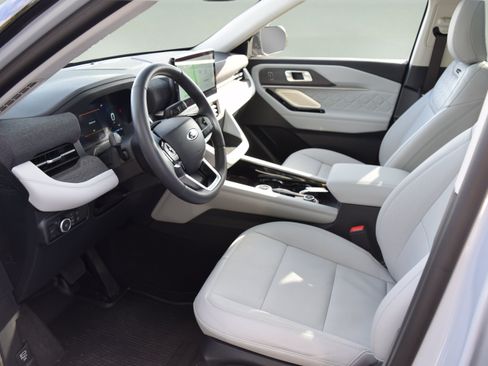 Used 2026 Ford Explorer Platinum w/ LUX Leather Package AWD/4WD image 11