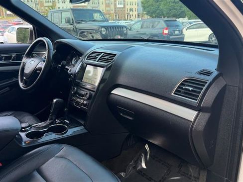 Used 2017 Ford Explorer XLT w/ Equipment Group 202A AWD/4WD image 14