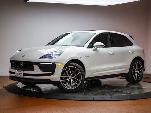 Certified 2025 Porsche Macan AWD/4WD image 1
