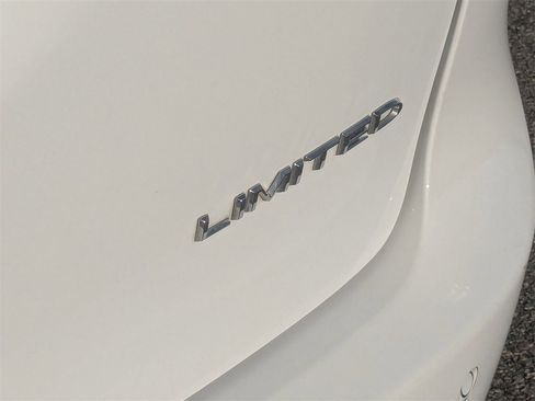 Used 2023 Chrysler Pacifica Limited image 12