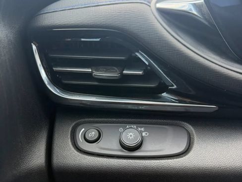 Used 2025 Buick Envista Sport Touring w/ Convenience II Package FWD image 19