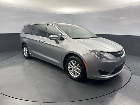 Used 2020 Chrysler Pacifica Touring image 7