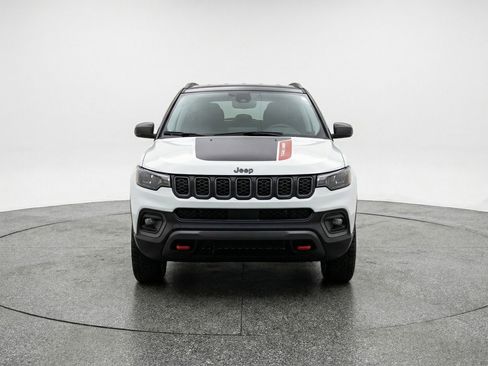 Used 2025 Jeep Compass Trailhawk AWD/4WD image 2