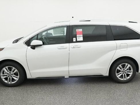 New 2026 Toyota Sienna Limited FWD image 3