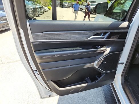 Used 2023 Jeep Wagoneer L Series II AWD/4WD image 27