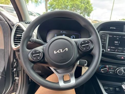 Used 2025 Kia Soul LX w/ LX Technology Package FWD image 27