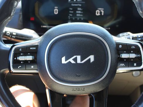 Used 2025 Kia Carnival FWD image 18