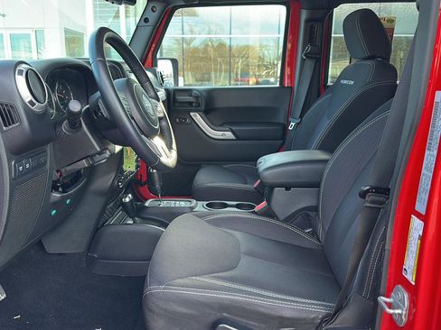 Used 2015 Jeep Wrangler Unlimited Rubicon w/ Connectivity Group image 10