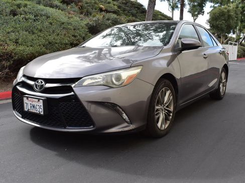 Used 2015 Toyota Camry SE FWD image 1