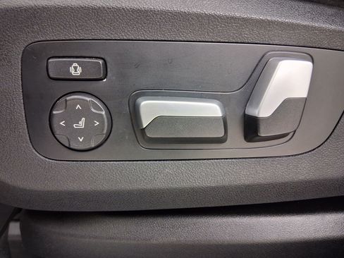 Used 2025 BMW X5 xDrive40i w/ Parking Assistance Package AWD/4WD image 16