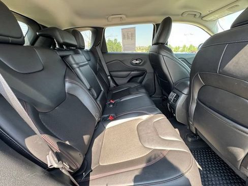 Used 2019 Jeep Cherokee Trailhawk w/ Comfort/Convenience Group AWD/4WD image 31