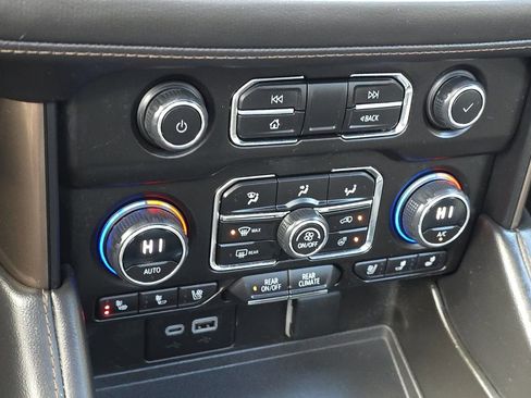 Used 2023 Chevrolet Suburban High Country w/ Advanced Technology Package image 23