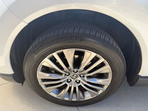 Used 2023 Toyota Venza Limited image 33