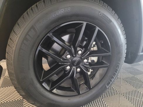 Used 2018 Jeep Grand Cherokee Limited image 31