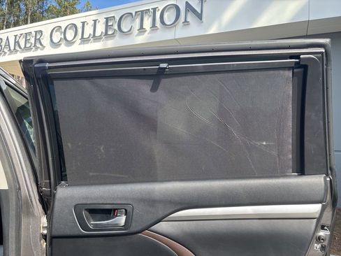 Used 2017 Toyota Highlander XLE image 19