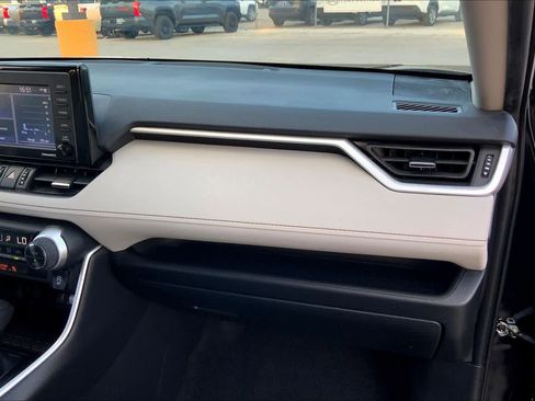 Used 2021 Toyota RAV4 XLE Premium image 17