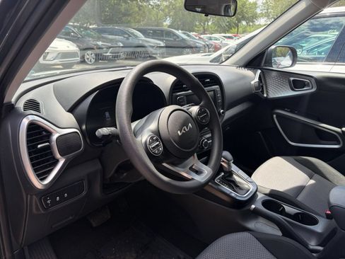 Used 2025 Kia Soul LX w/ LX Technology Package FWD image 32