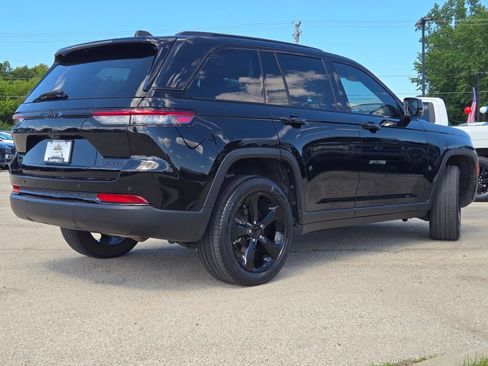 Used 2023 Jeep Grand Cherokee Limited w/ Black Appearance Package AWD/4WD image 11