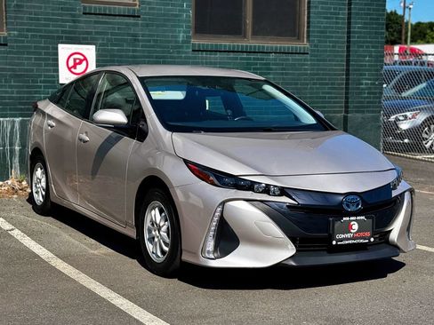 Used 2017 Toyota Prius Prime Premium w/ Preferred Accessory Package FWD image 4