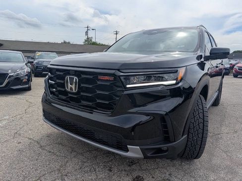 Used 2025 Honda Pilot TrailSport image 2