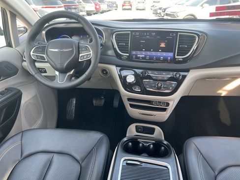 Used 2024 Chrysler Pacifica Touring-L image 16