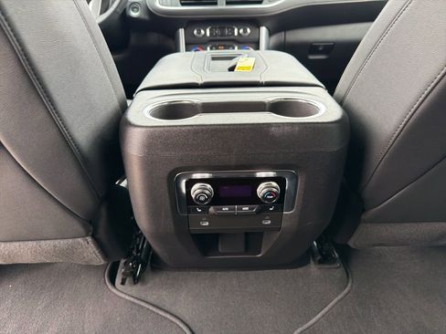 Used 2023 GMC Yukon SLT w/ SLT Premium Package image 18