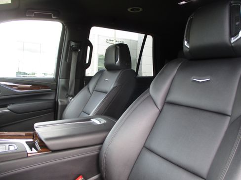 Used 2024 Cadillac Escalade Luxury image 32