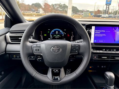 Used 2025 Toyota Camry SE w/ Multimedia Upgrade Package image 11
