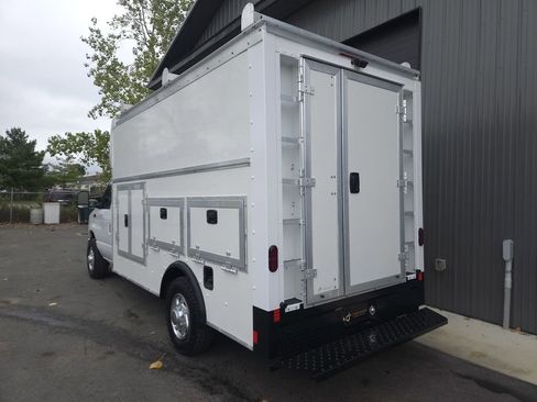 Used 2022 Ford E-350 and Econoline 350 Super Duty w/ Power Windows & Locks Group image 3