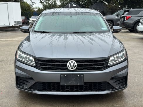 Used 2017 Volkswagen Passat 1.8T R-Line w/ R-Line Lighting Package image 2