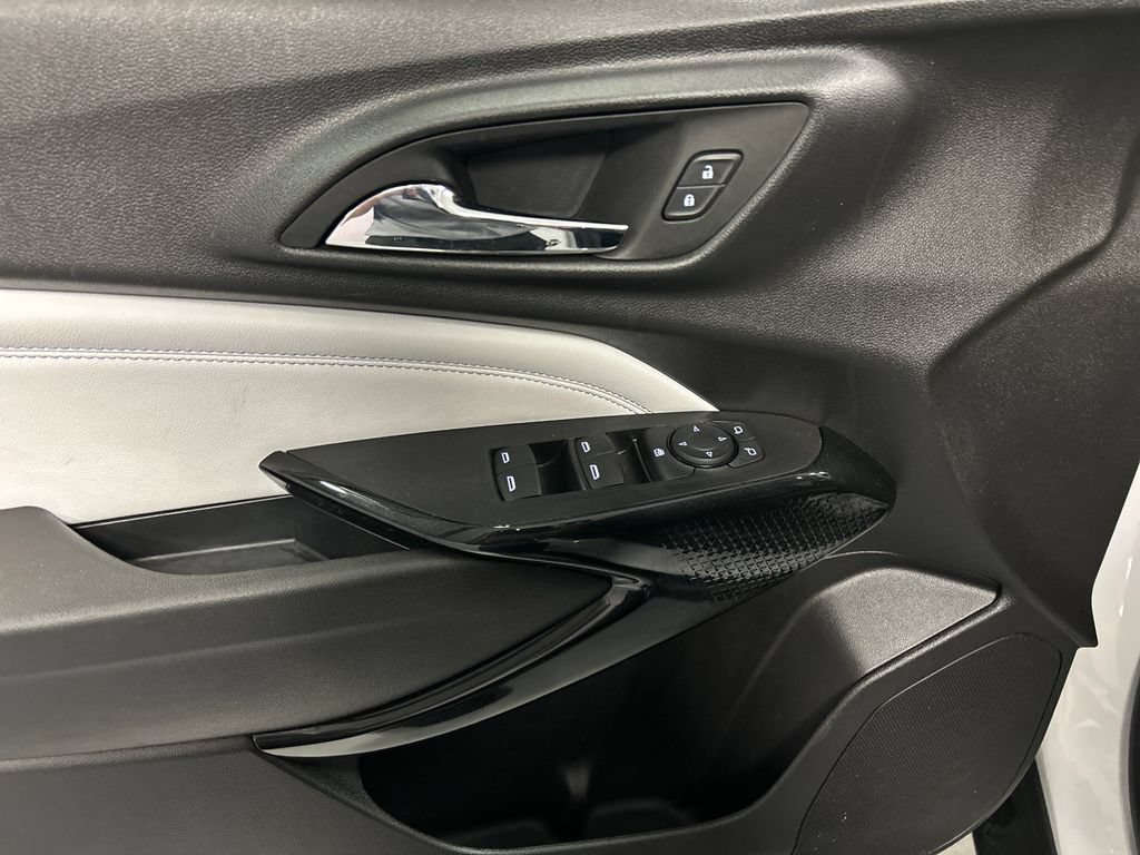 Used 2025 Chevrolet Trax LT FWD image 12
