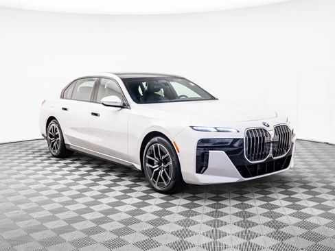Used 2025 BMW 760i xDrive image 8