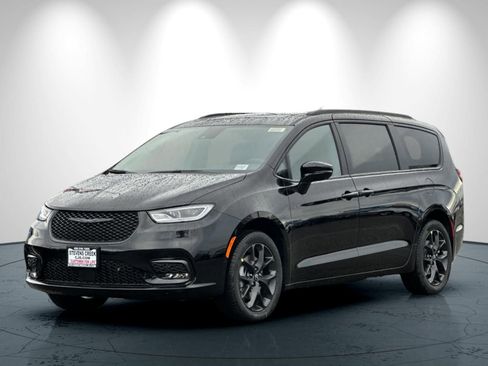 New 2026 Chrysler Pacifica Limited image 8