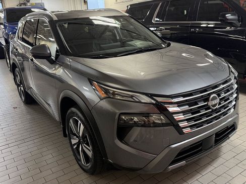 Used 2025 Nissan Rogue SL AWD/4WD image 3