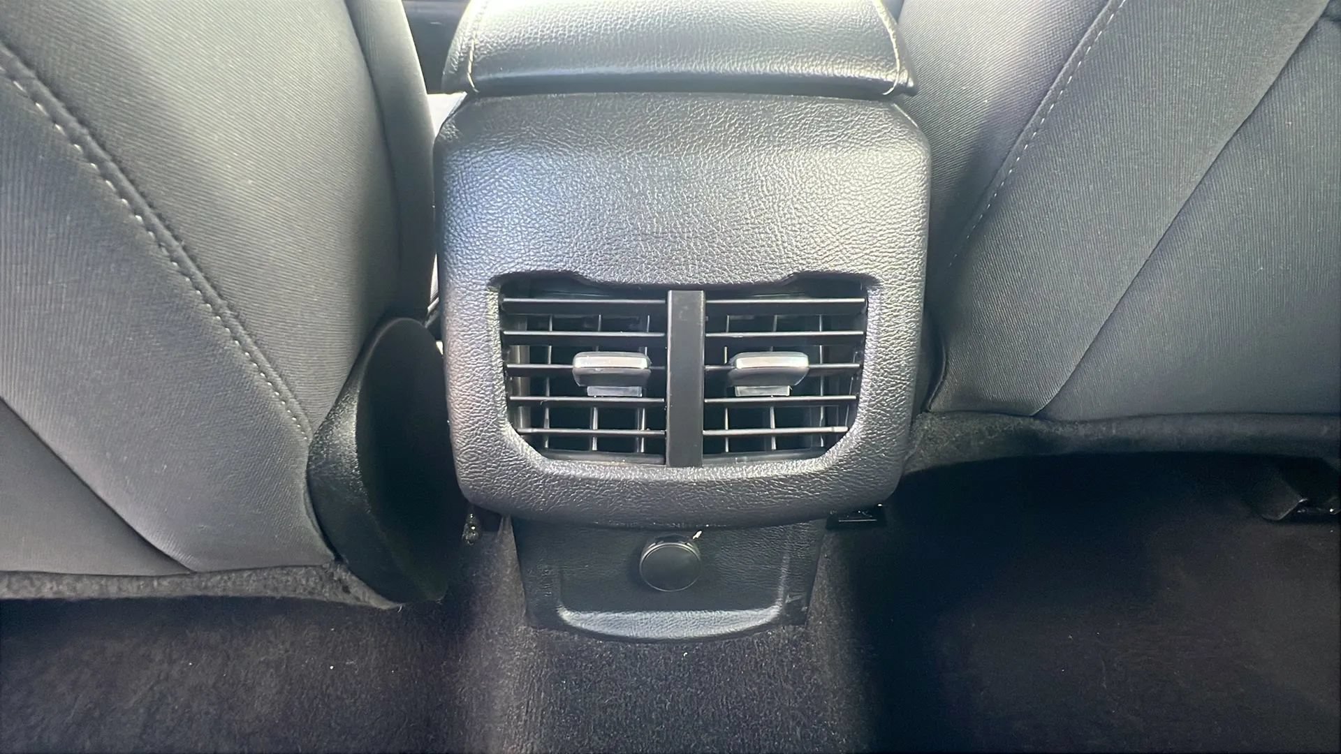 Used 2019 Ford Fusion SE FWD image 22