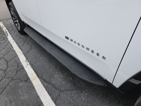 Used 2024 Jeep Wagoneer L Series II RWD image 13
