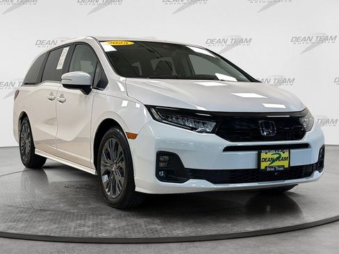 Used 2025 Honda Odyssey Touring image 3