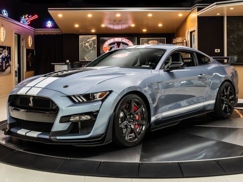 Used 2022 Ford Mustang Shelby GT500 w/ Carbon Fiber Track Pack RWD image 1