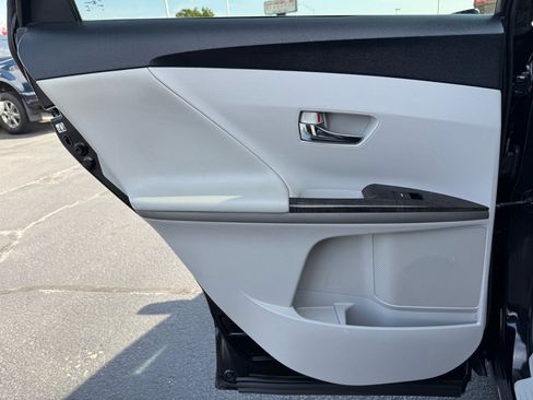 Used 2013 Toyota Venza LE image 17
