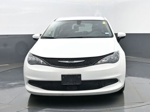 Used 2022 Chrysler Voyager LX image 25