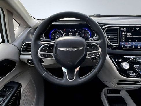 Used 2023 Chrysler Pacifica Touring-L FWD image 9
