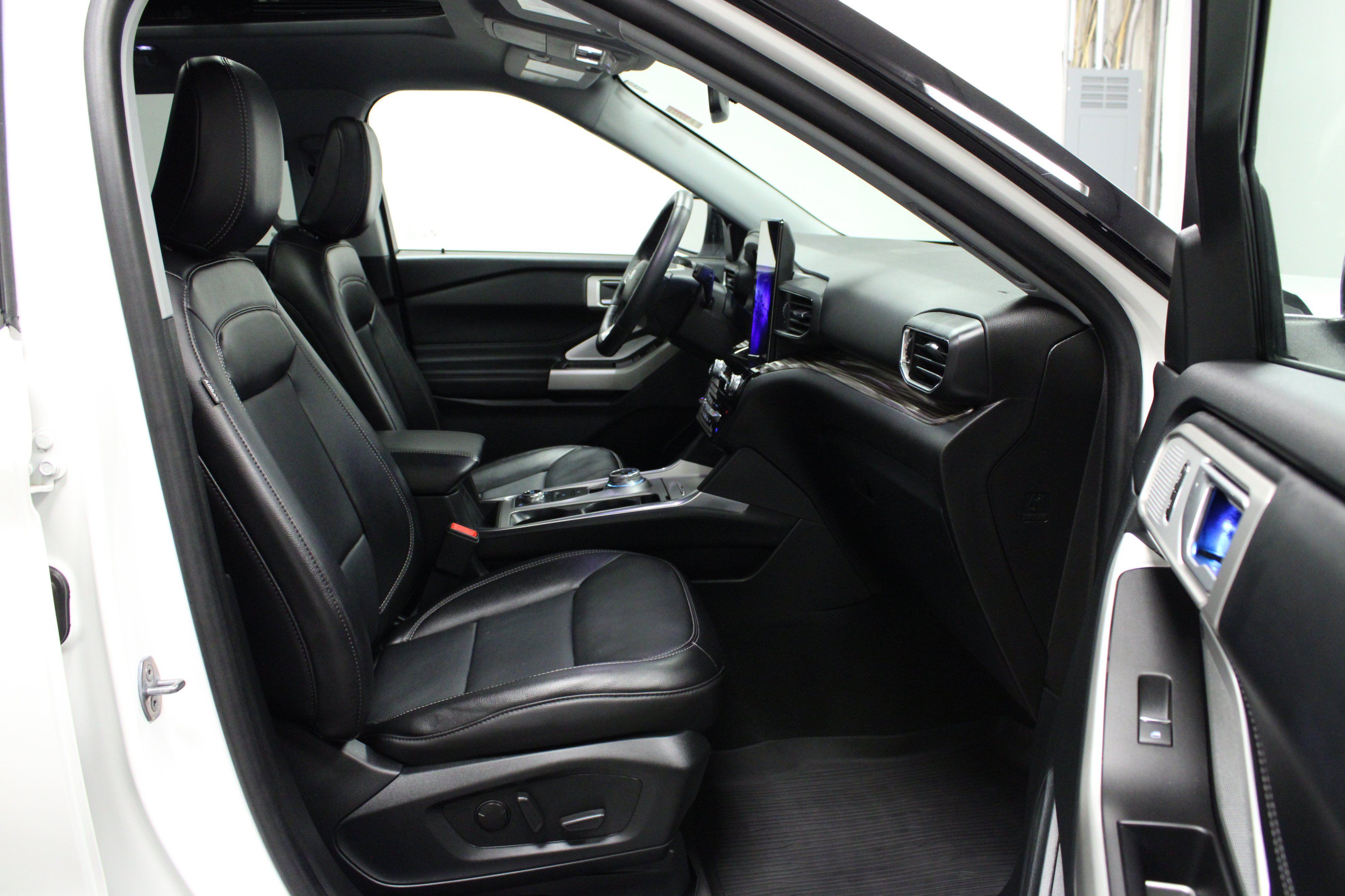 Used 2023 Ford Explorer Limited w/ Limited Technology Package AWD/4WD image 17
