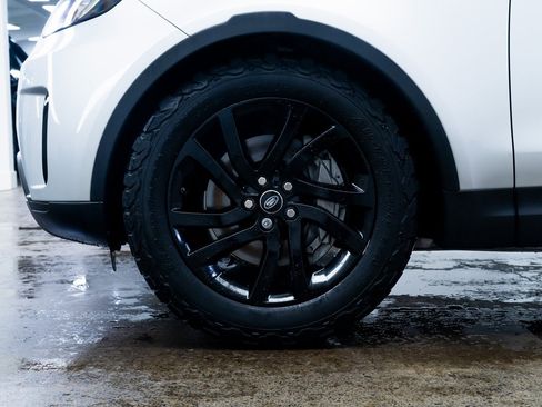 Used 2018 Land Rover Discovery SE image 7