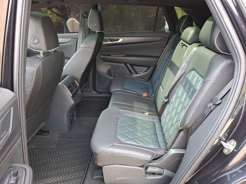 Used 2025 Volkswagen Atlas Cross Sport SEL Premium R-Line image 10